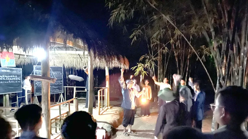 Khách trải nghiệm tour Trăng chiến khu tối 28-8 tại Khu di tích lịch sử địa đạo Củ Chi, TPHCM. Ảnh: HOÀNG HÙNG