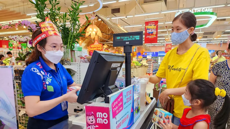 Người tiêu dùng mua hàng giảm giá tại Co.opmart Văn Thánh