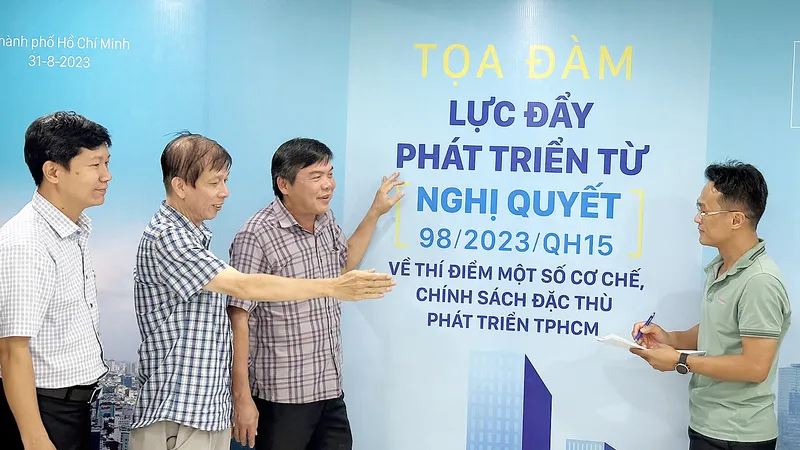 Đại diện Ban Biên tập Báo SGGP kiểm tra công tác tổ chức trước thềm tọa đàm. Ảnh: THẢO LÊ