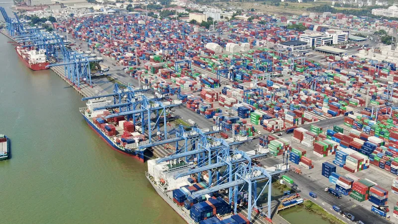 Xếp dỡ hàng hóa tại Cảng Cát Lái trên nhánh sông Soài Rạp, TP Thủ Đức, TPHCM. Ảnh: HOÀNG HÙNG