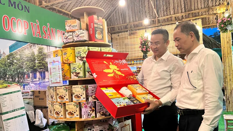 Doanh nghiệp quảng bá sản phẩm OCOP tại một hội chợ