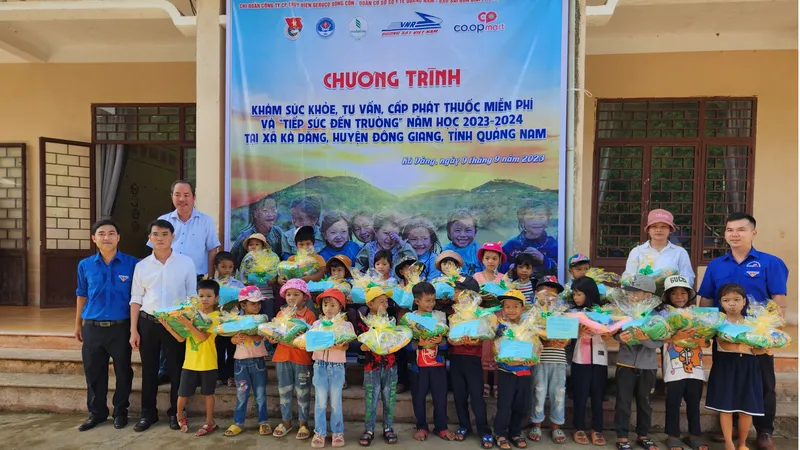 Đại diện các đơn vị tặng quà cho các em học sinh tại Trường TH-THCS Phan Bội Châu (xã Kà Dăng, huyện Đông Giang, tỉnh Quảng Nam)