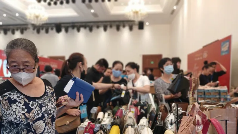 Hàng ngàn người “săn” hàng hiệu