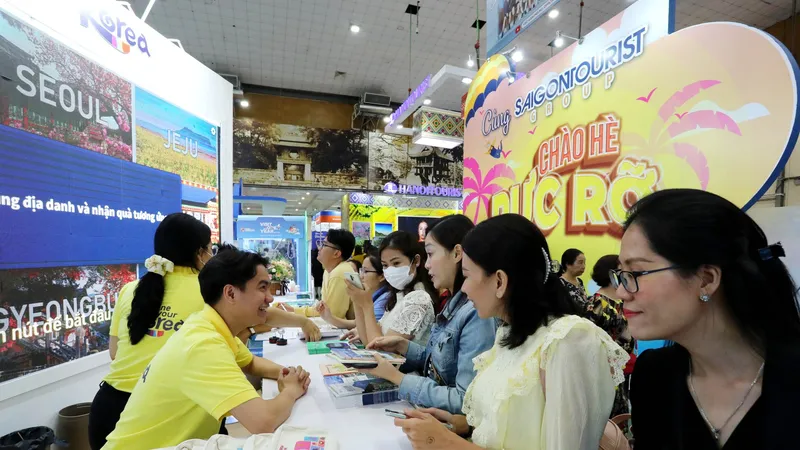 Khách đội mưa mua tour