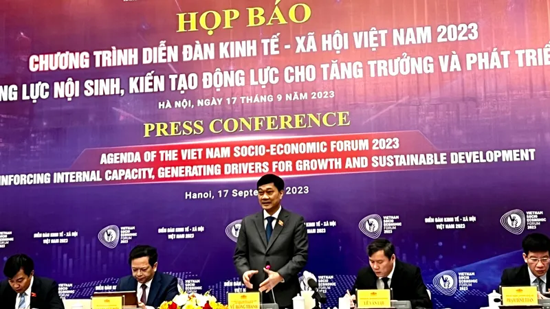 Chủ nhiệm Ủy ban Kinh tế Vũ Hồng Thanh chủ trì họp báo 