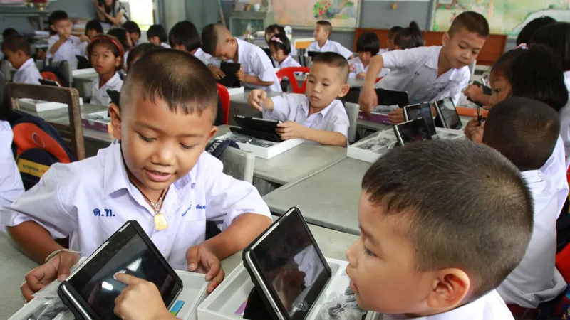 Học sinh tiểu học Thái Lan sử dụng máy tính bảng được cấp. Ảnh: BANGKOK POST