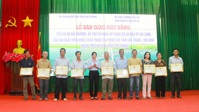 Tỉnh Sóc Trăng tuyên dương, khen thưởng các hộ dân bàn giao sớm mặt bằng thực hiện dự án cầu Đại Ngãi