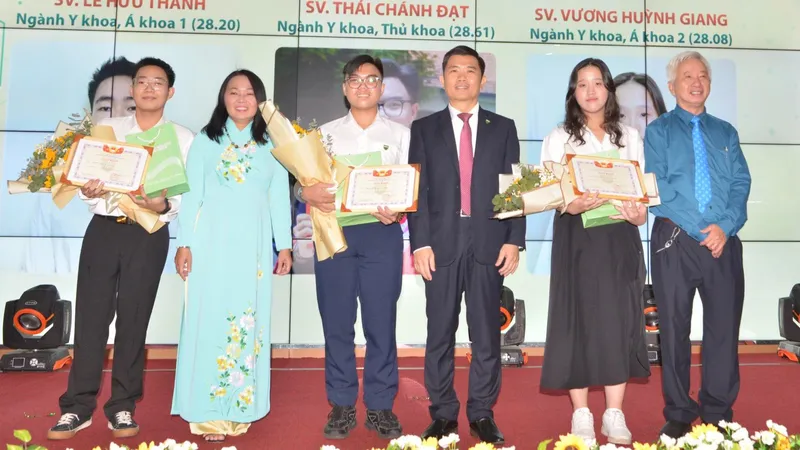 Trường Đại học Y khoa Phạm Ngọc Thạch trao 50 suất học bổng cho sinh viên khó khăn