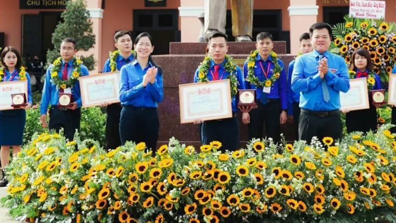 Tuyên dương 30 thủ lĩnh thanh niên công nhân tiêu biểu 