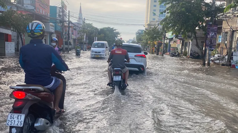 Đường Cách Mạng Tháng Tám bị ngập nặng do triều cường
