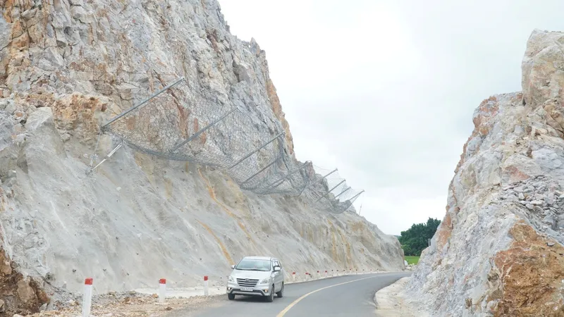 Xẻ núi gây nguy cơ sạt lở