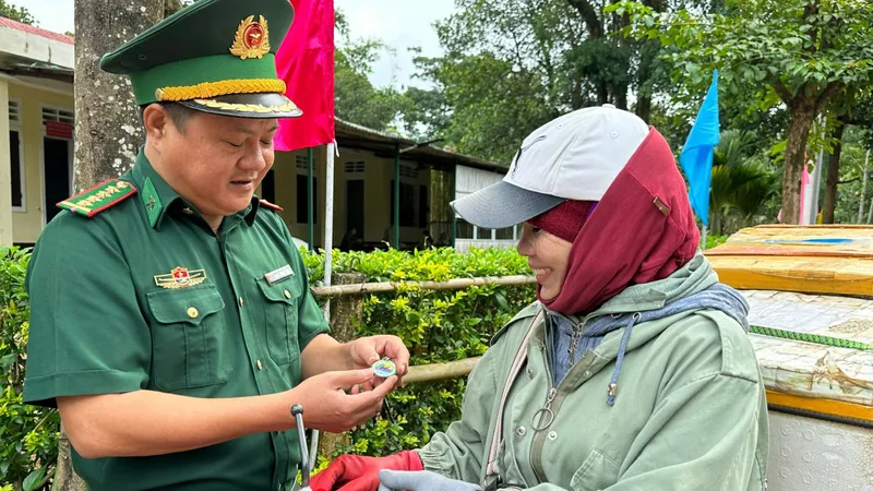 Móc khóa gắn kết tình quân dân