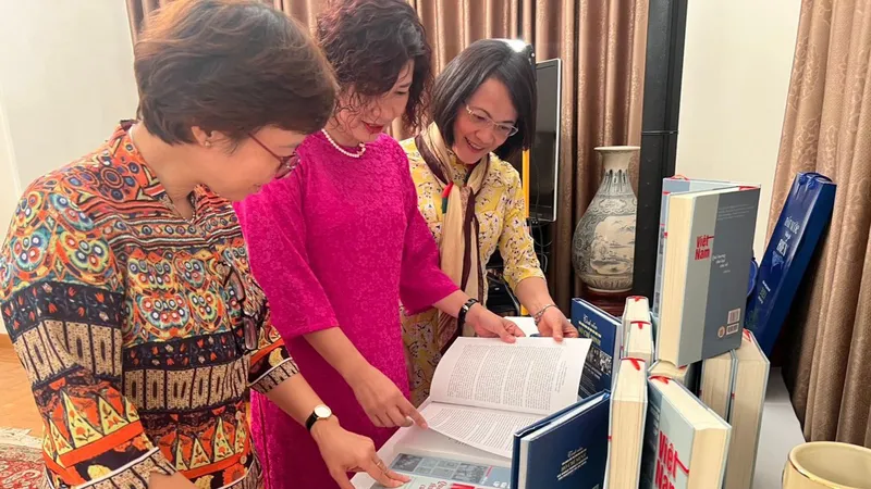 Tọa đàm về cuốn sách của Anh hùng Nguyễn Văn Lập tại Hy Lạp