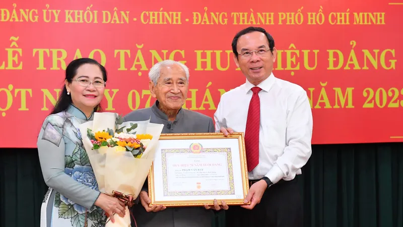 14 đảng viên Đảng bộ Khối Dân - Chính - Đảng TPHCM vinh dự nhận Huy hiệu Đảng đợt 7-11