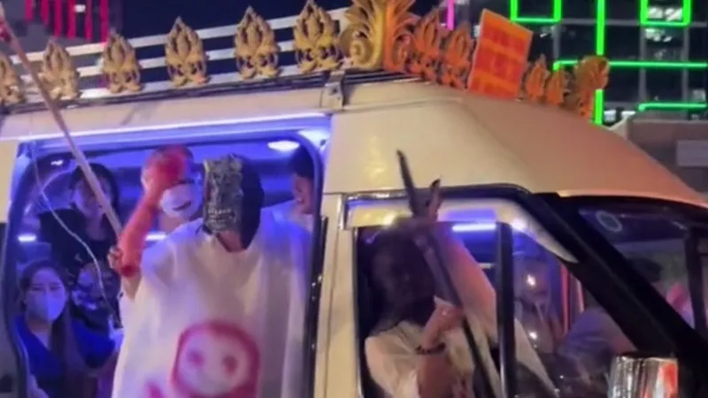 Phạt tiền nhóm người trên xe tang gây náo loạn phố đi bộ đêm Halloween