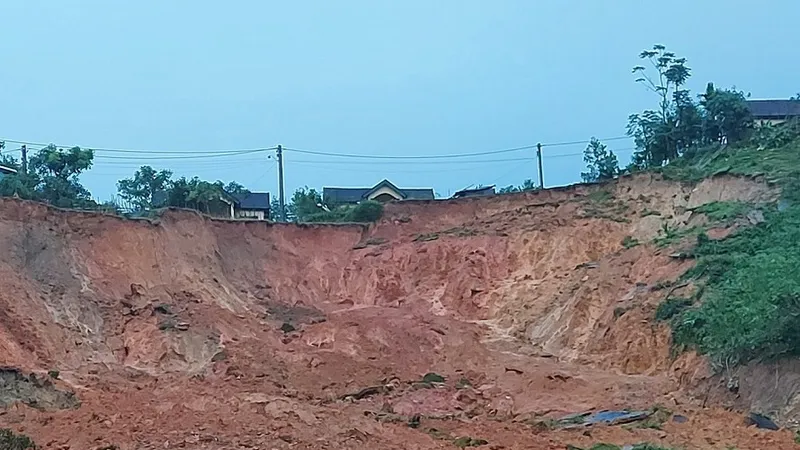 Bình Định: Khẩn trương di dời hơn 200 hộ dân vùng sạt lở đá núi