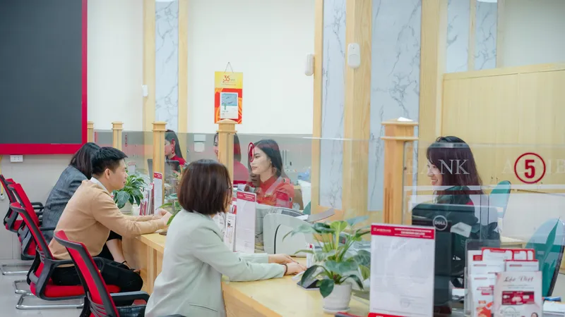 Khách hàng giao dịch tại Agribank 
