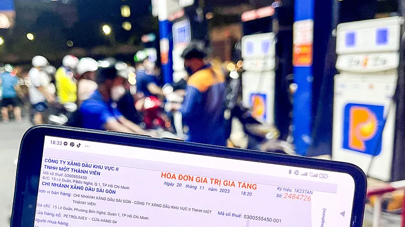 Xuất hóa đơn điện tử cho khách hàng ngày 20-11 tại trạm xăng Petrolimex Petrol trên đường Nguyễn Văn Cừ (quận 5, TPHCM). Ảnh: HOÀNG HÙNG