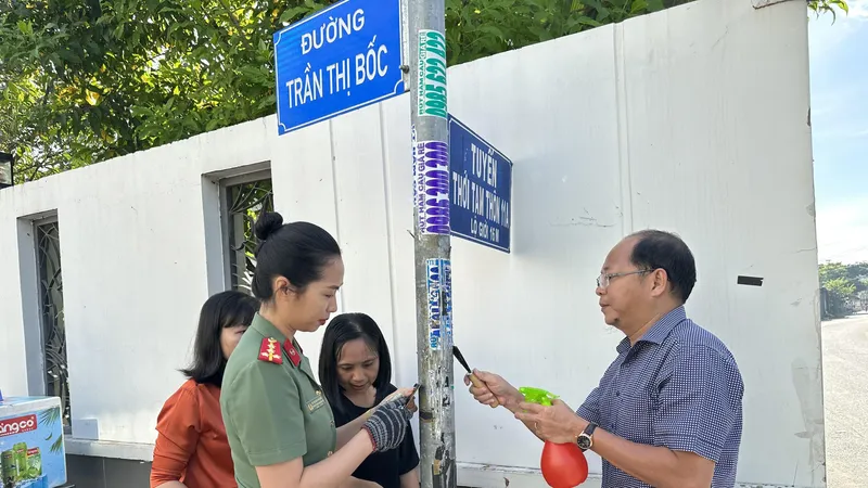 Chủ tịch huyện cùng người dân xóa quảng cáo bẩn