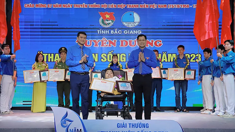 Mạnh “thủy tinh” giữ bình yên xóm làng