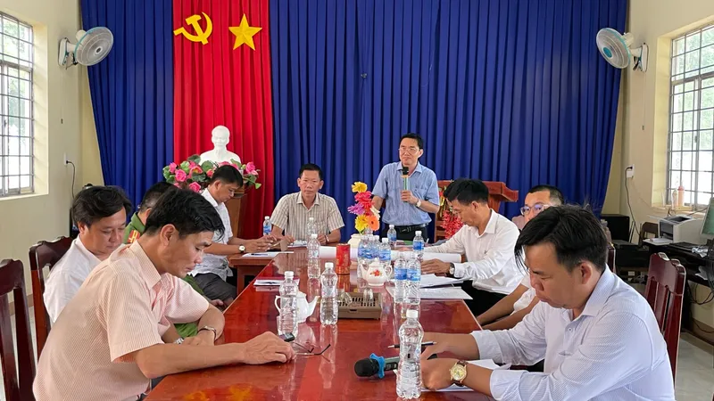 Chủ tịch UBND huyện Tân Hưng Huỳnh Thanh Hiền (đứng) họp bàn với lãnh đạo các ban ngành của huyện thống nhất chọn phương án thu hồi đất