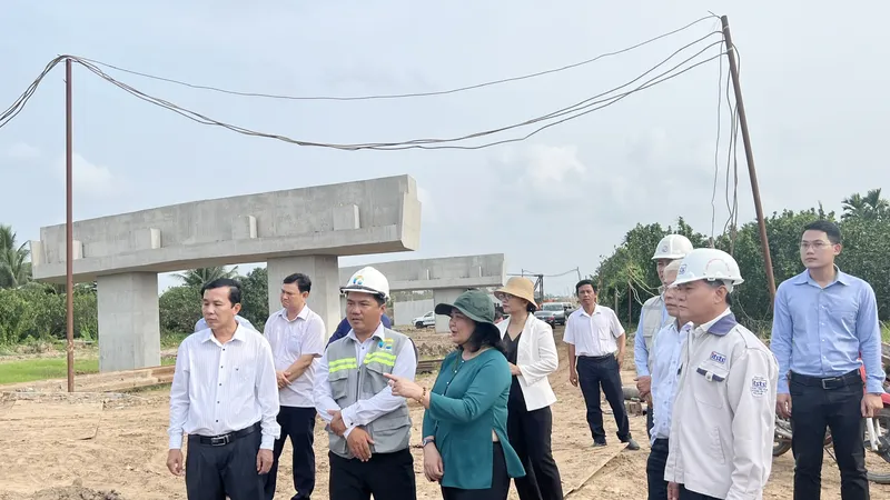 Phó Bí thư Thường trực Tỉnh ủy Bến Tre Hồ Thị Hoàng Yến kiểm tra dự án giao thông trên địa bàn tỉnh. Ảnh: TRUNG HIẾU