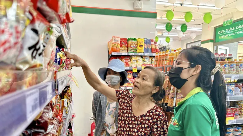 Khách hàng mua sắm tại các cửa hàng Co.op Food