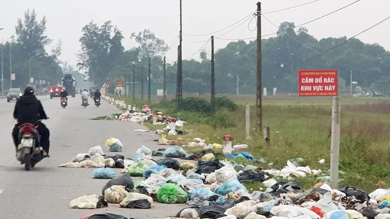 Quốc lộ ngập rác thải