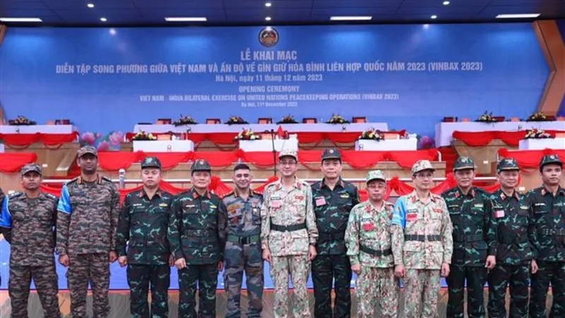 Lãnh đạo, chỉ huy lực lượng tham gia diễn tập của Việt Nam và Ấn Độ tại lễ khai mạc. Ảnh: TTXVN