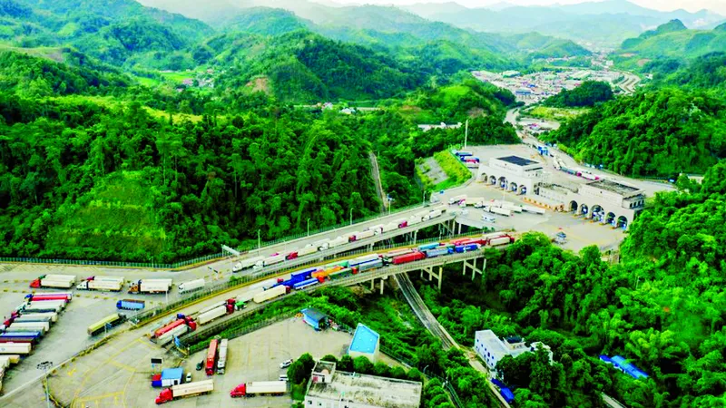 Hàng hóa hai bên vận chuyển qua cửa khẩu Hữu Nghị. Ảnh: TÂN HOA XÃ