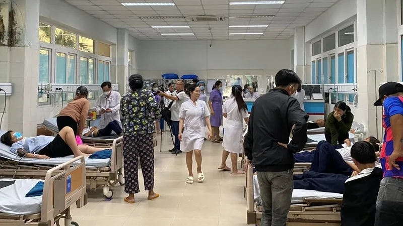 Ăn thạch rau câu từ người lạ, hàng chục học sinh nhập viện