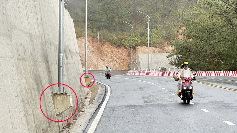 Trụ điện chiếu sáng được xây dựng ngang các bờ taluy dương của đèo Prenn khiến nhiều người đi đường cảm thấy bất an