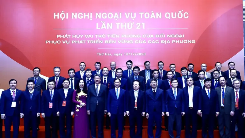 Bộ trưởng Ngoại giao Bùi Thanh Sơn cùng các đại biểu dự hội nghị. Ảnh: TTXVN