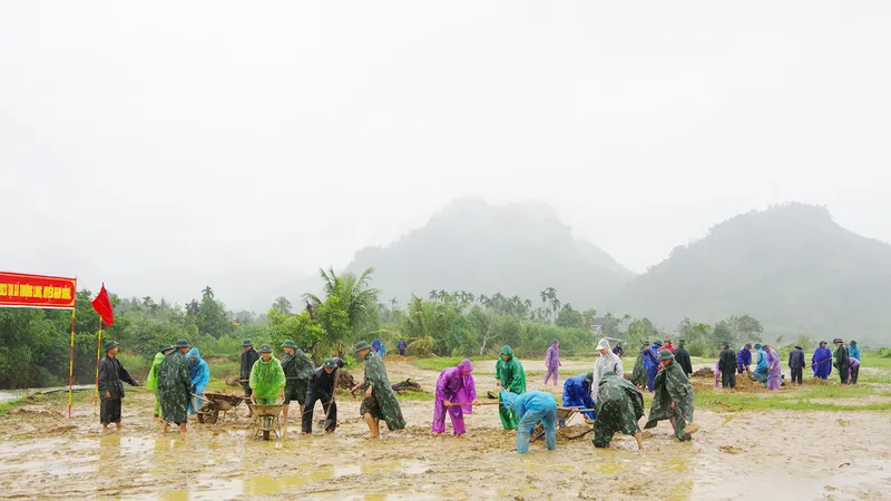 Giúp dân thu dọn đất sỏi trên đồng ruộng
