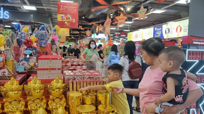 Giỏ quà tết giá bình dân thu hút khách mua sắm