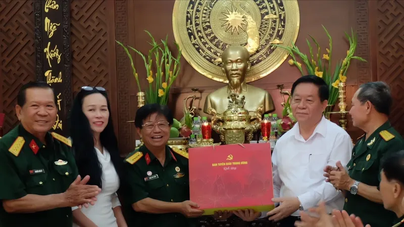 Trưởng Ban Tuyên giáo Trung ương thăm, chúc tết Hội Hỗ trợ gia đình liệt sĩ TPHCM