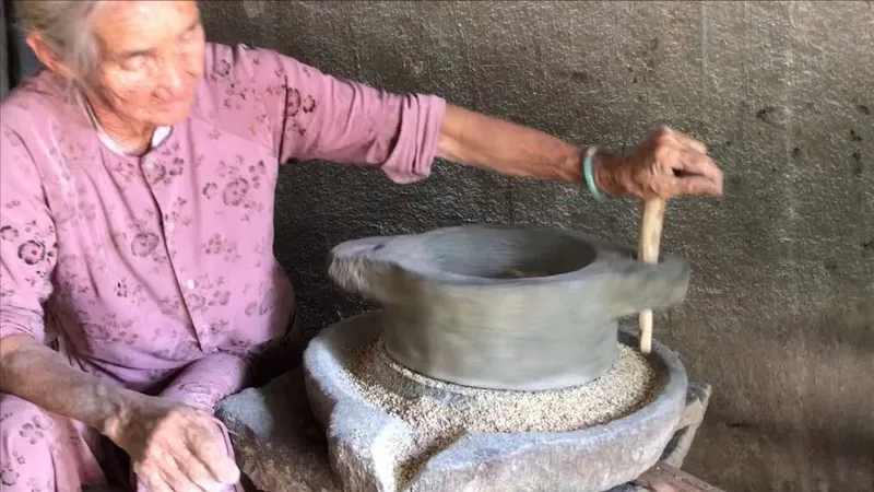 Tết về nhớ chiếc cối xay