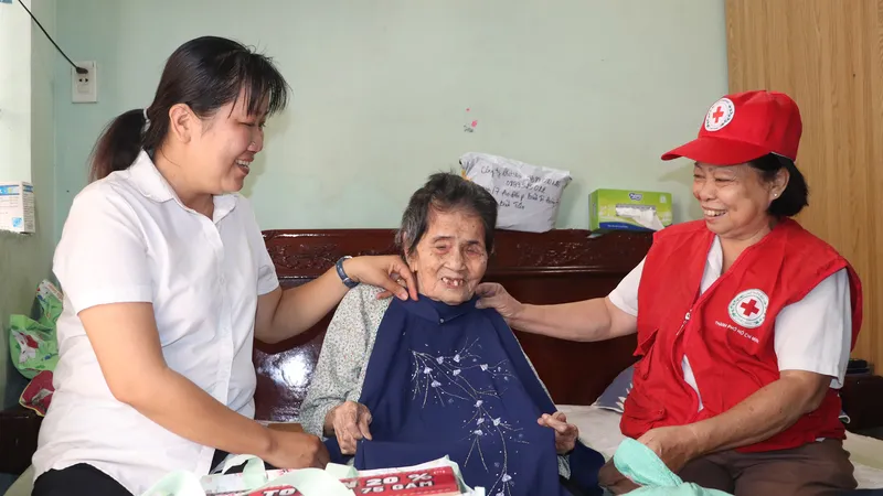 Nghĩa tình ngày xuân: Xuân về trên nụ cười cụ già, trẻ nhỏ