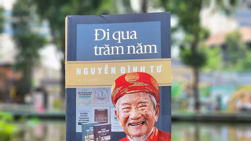 Tự truyện "Đi qua trăm năm" của nhà nghiên cứu Nguyễn Đình Tư. Ảnh: HỒ SƠN