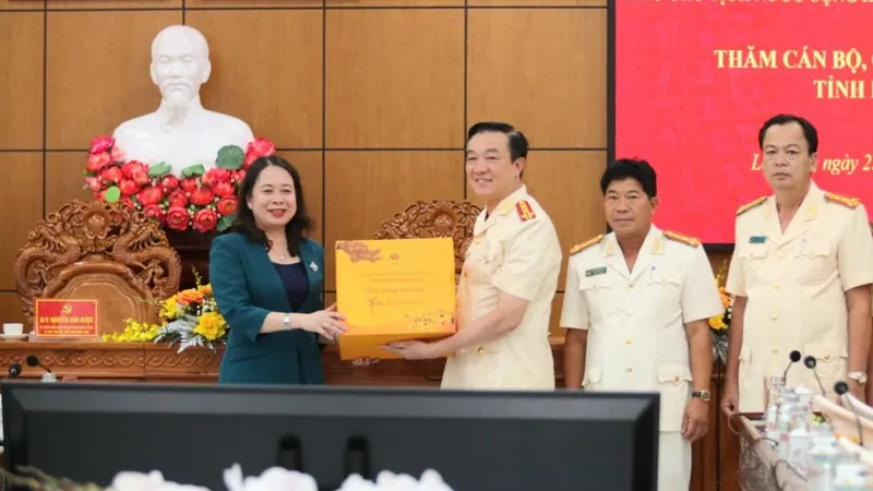 Phó Chủ tịch nước Võ Thị Ánh Xuân thăm lực lượng Công an tỉnh Long An