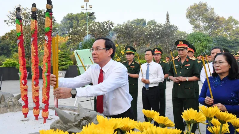 Lãnh đạo TPHCM dâng hương tưởng nhớ các Mẹ Việt Nam anh hùng, anh hùng liệt sĩ 