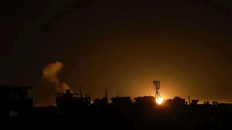Khói bốc lên sau cuộc không kích của Israel xuống thành phố Rafah, Dải Gaza ngày 12-2-2024. Nguồn: TTXVN