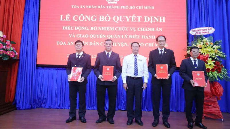Chánh án TAND TPHCM Lê Thanh Phong trao các quyết định điều động, bổ nhiệm chức vụ chánh án TAND các quận của TPHCM