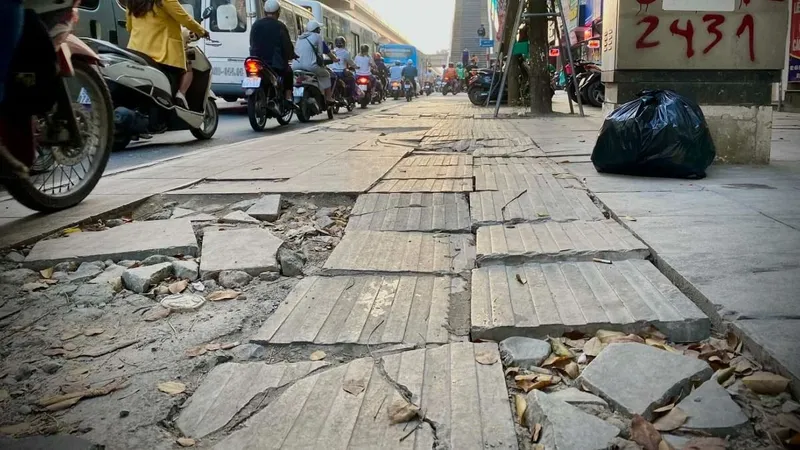 Gạch lát vỉa hè bị bể, gây khó cho người đi bộ