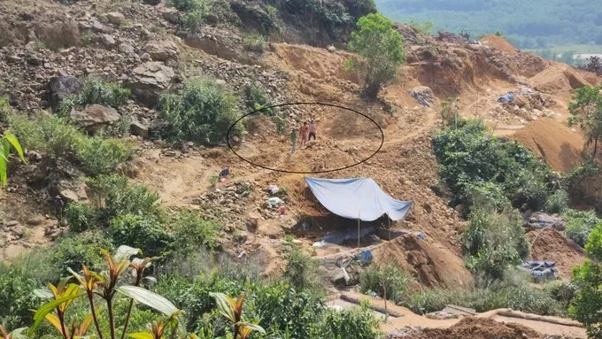 Khu vực bãi thải quặng đang rầm rộ khai thác vàng trái phép ở mỏ vàng Bồng Miêu (xã Tam Lãnh, huyện Phú Ninh, tỉnh Quảng Nam) dù cách chốt kiểm soát chỉ từ 300-400m. Ảnh: NGUYỄN CƯỜNG