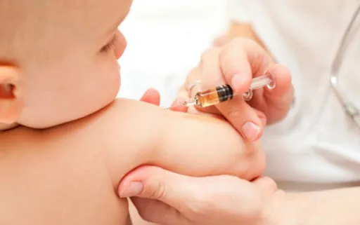 Tiêm chủng đầy đủ cho trẻ trong những tháng đầu đời