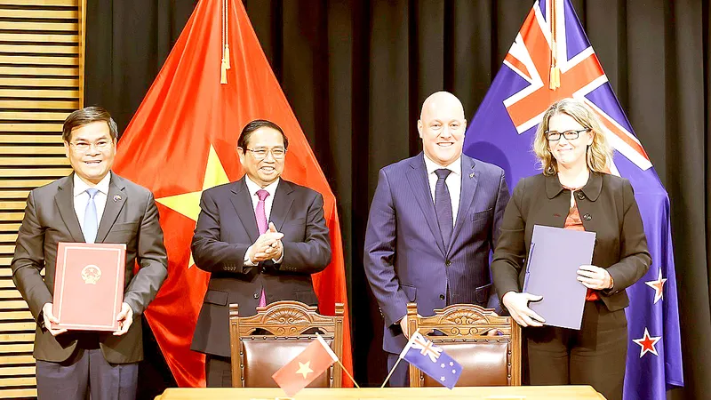 Thủ tướng Phạm Minh Chính và Thủ tướng Christopher Luxon chứng kiến Lễ ký văn kiện hợp tác giữa Bộ Tài chính Việt Nam và Bộ Ngân khố New Zealand. Ảnh: TTXVN