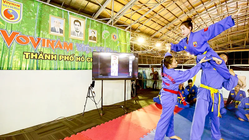Các võ sinh ở nước ngoài tham gia lớp huấn luyện trực tuyến. Ảnh: DŨNG PHƯƠNG