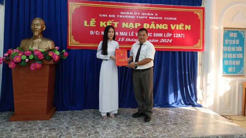 Nữ sinh với thành tích 12 năm liền học sinh giỏi vinh dự đứng vào hàng ngũ Đảng