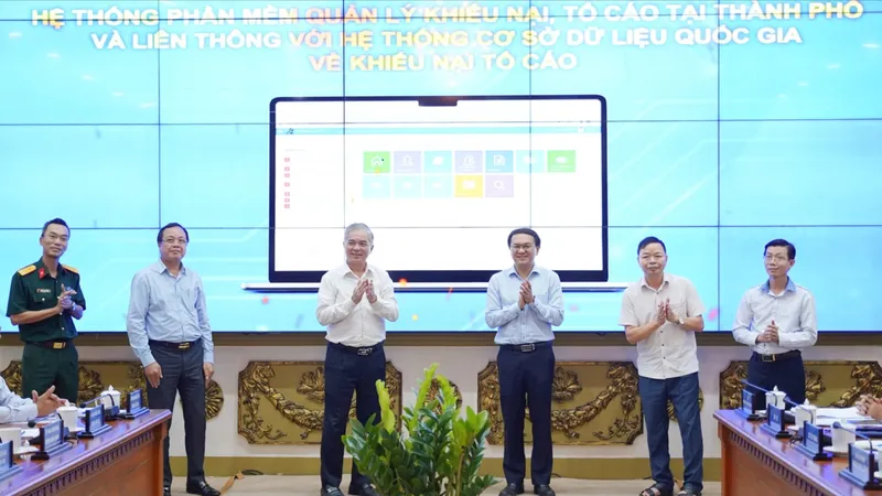 Phó Chủ tịch UBND TPHCM Ngô Minh Châu cùng các đại biểu thực hiện nghi thức ra mắt hệ thống